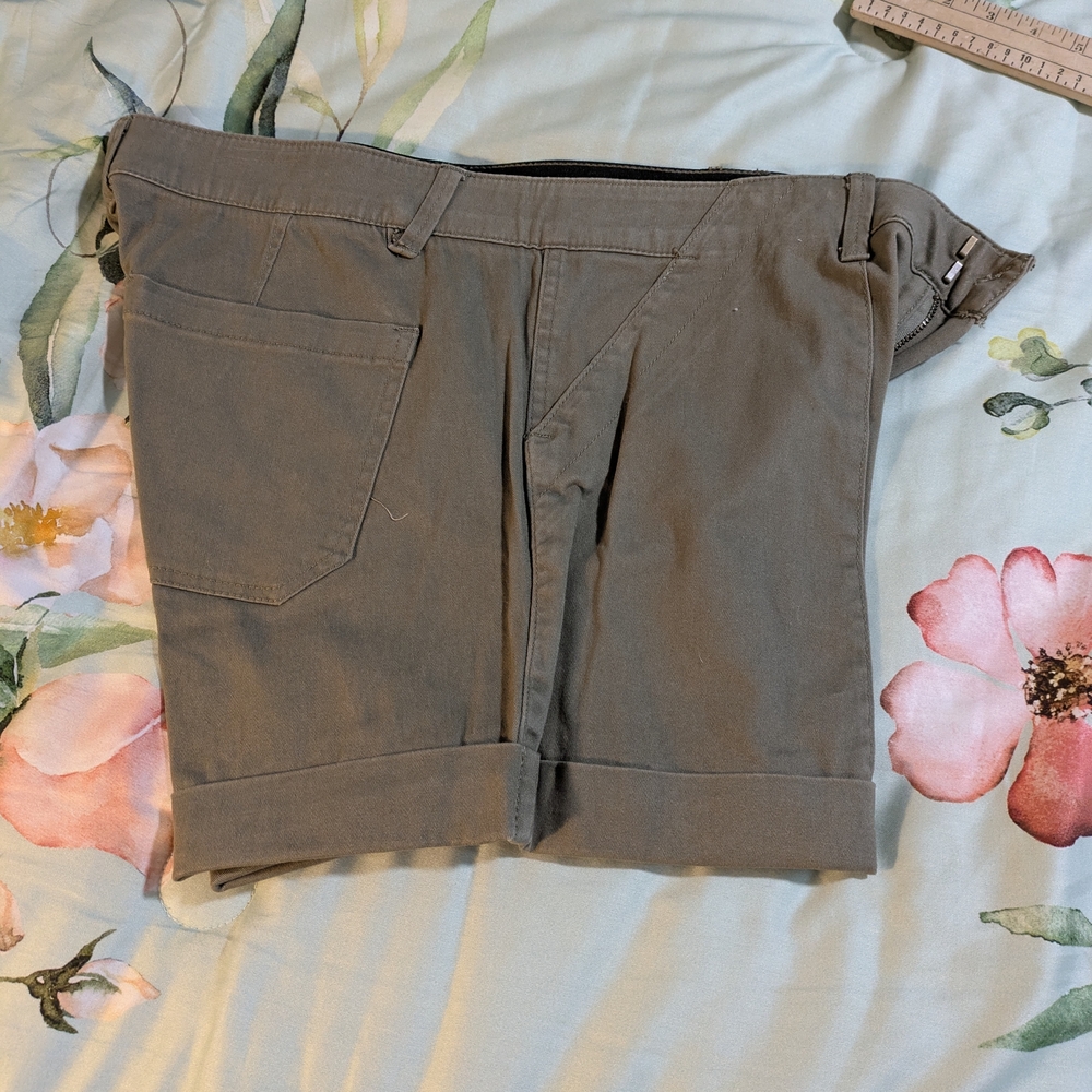 Democracy Women's Olive Green Flat-Front Stretch Shorts